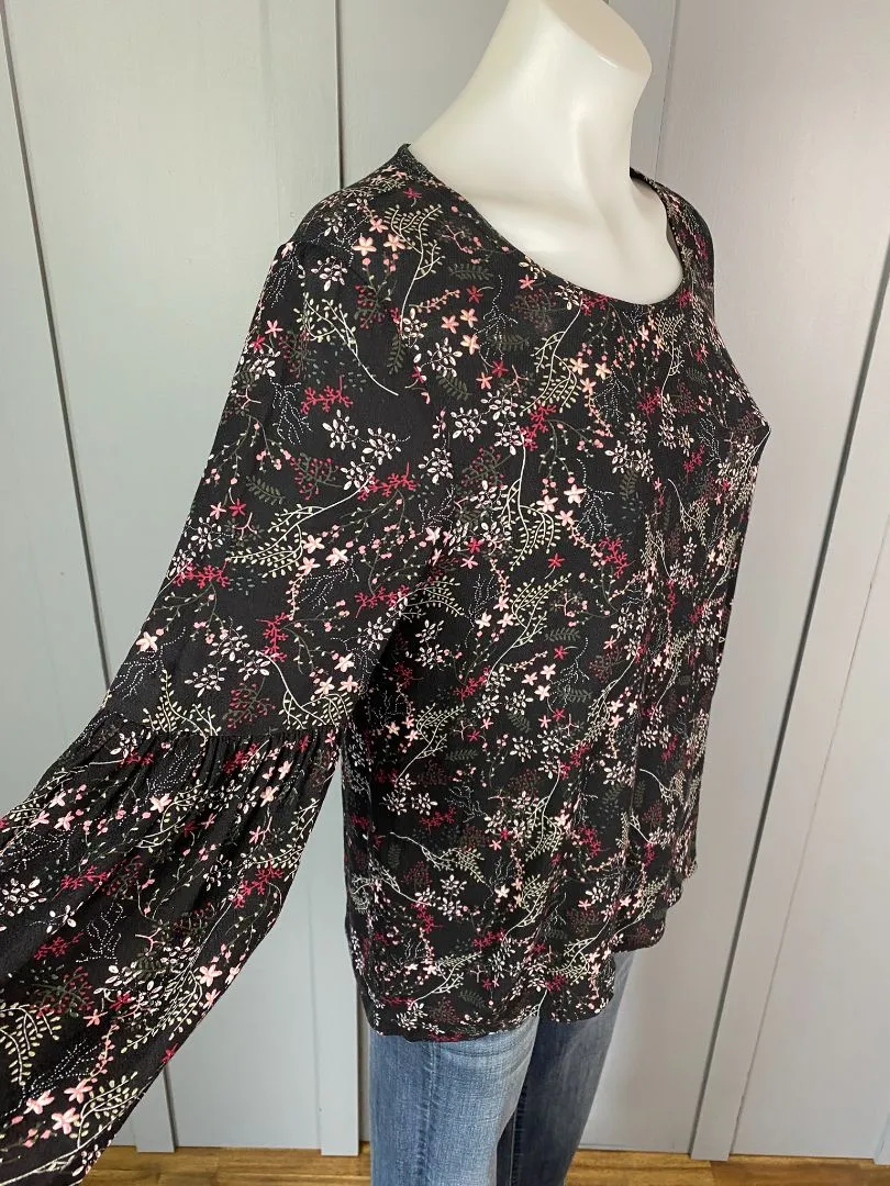 Black floral Decjuba Tops, 8