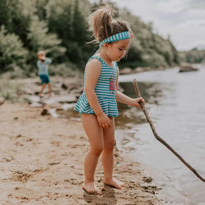 Maillot une-pièce ligné turquoise avec jupette, bébé  || Turquoise one-piece swimsuit with skirt, baby