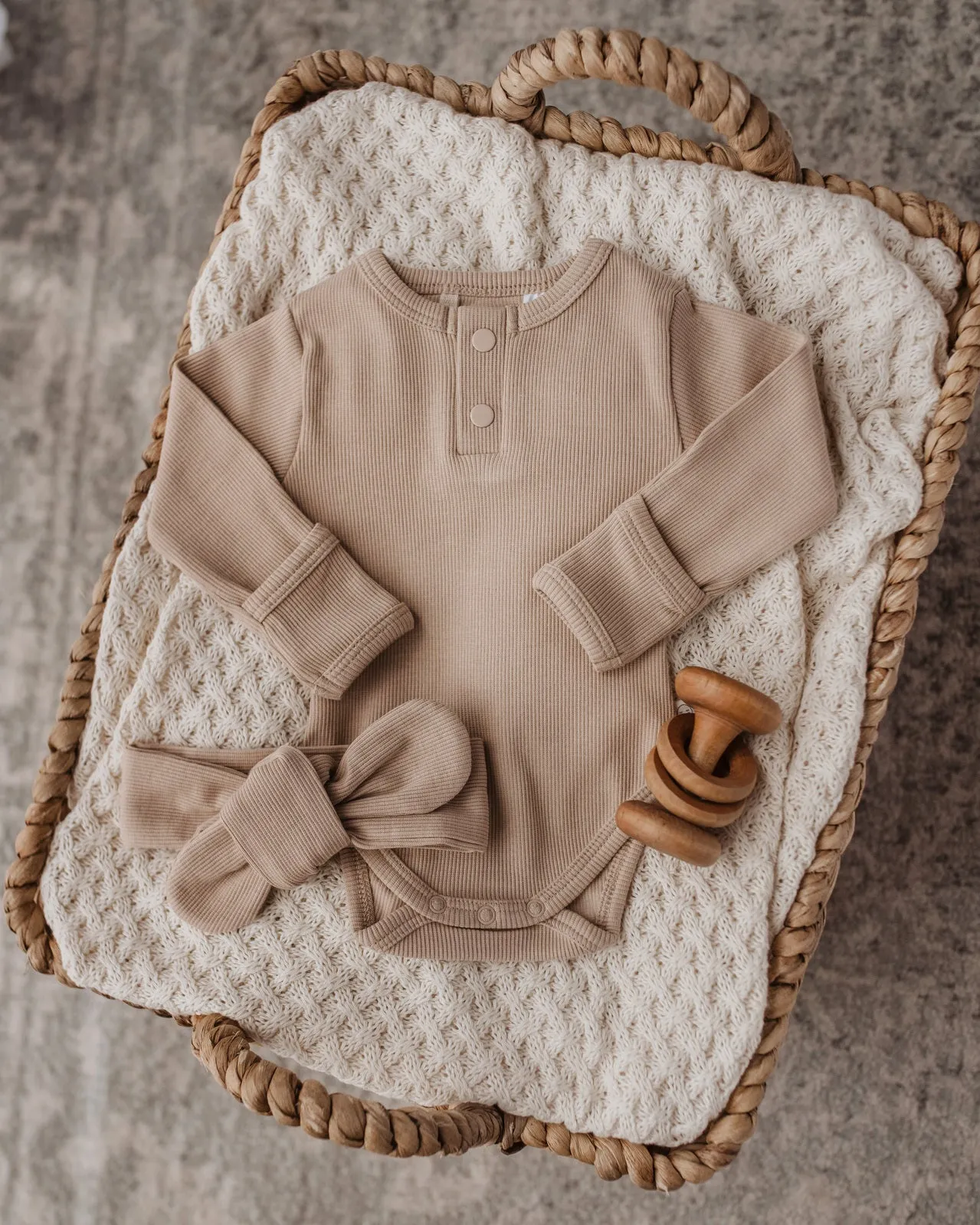 Snuggle Hunny Organic Ribbed Long Sleeve Bodysuit - Pebble