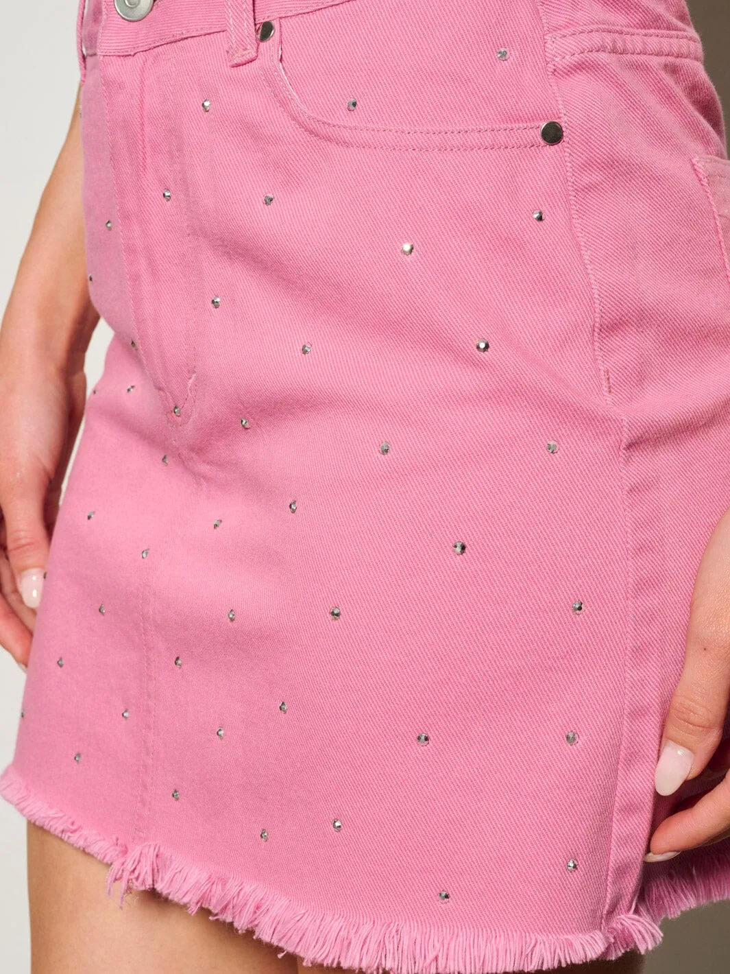 WOMEN'S BUTTON CLOSURE POCKETS DENIM STUDS MINI SKIRT